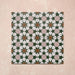 Disposición de cuatro azulejos de estilo marroquí Agraba Tanane 20x20 cm con patrón geométrico de estrellas y cruces en verde profundo, rosa empolvado, blanco y tonos tierra, con acabado mate suave.
