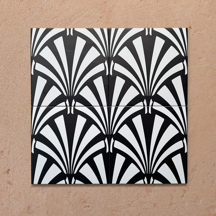 Composición de cuatro azulejos de estilo marroquí Alhambra Casa 20x20 cm con marcado patrón en blanco y negro inspirado en el diseño Art Déco, perfecto para paredes protagonistas e interiores con estilo.