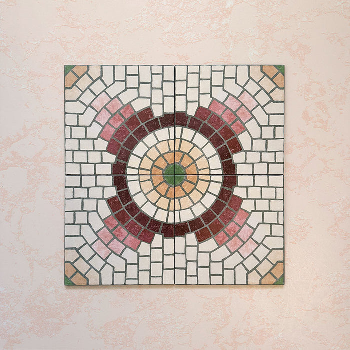 Composición de cuatro baldosas porcelánicas Cabana La Calle de estilo marroquí 20x20 cm formando un patrón circular completo tipo mosaico en tonos crema, rosa empolvado, burdeos, beige y verde sobre fondo rosa suave.