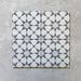 Presentación agrupada de azulejos cerámicos mate de estilo marroquí Agraba Plateado 20x20 cm, con patrón geométrico repetido en plateado y blanco inspirado en el diseño tradicional morisco, aptos para uso en interior y exterior en paredes y suelos.