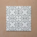 Composición de cuatro azulejos de estilo marroquí Alhambra Palacio 20x20 cm, mostrando un marcado motivo geométrico en cruz en negro sobre base blanca para un diseño marroquí limpio y contemporáneo.