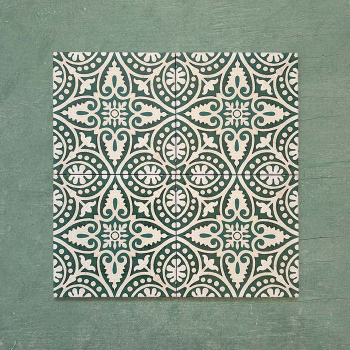 Composición de cuatro baldosas porcelánicas Cabana Flowers de estilo marroquí 20x20 cm con patrón floral y de hojas simétrico en tonos verde intenso y crema, con efecto hidráulico vintage y acabado mate suave.