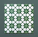 Cuatro azulejos cerámicos de estilo marroquí Agraba Verde 20x20 cm colocados juntos para mostrar la continuidad del patrón geométrico de estrellas en tonos verde intenso y verde suave con detalles blancos sobre fondo verde oscuro.