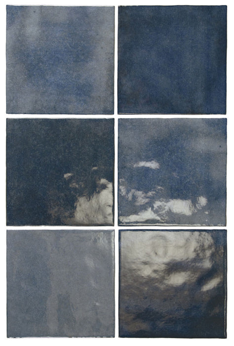 Vista cenital de azulejos de pared cerámicos Zellij Azul Cuadrado 13,2 × 13,2 cm de estilo marroquí, dispuestos para destacar la rica variación tonal en azul, el acabado brillante de aspecto artesanal y los bordes suavemente irregulares para un aspecto auténtico y lleno de carácter.