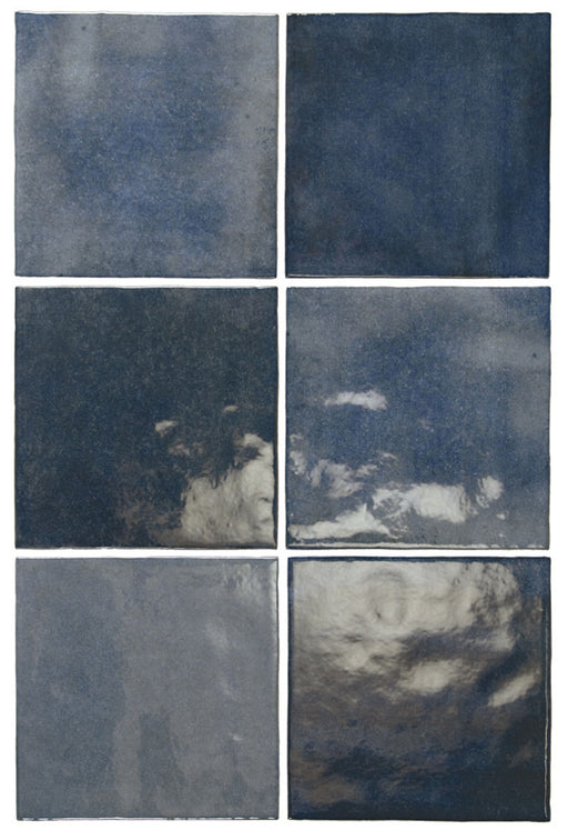 Vista cenital de azulejos de pared cerámicos Zellij Azul Cuadrado 13,2 × 13,2 cm de estilo marroquí, dispuestos para destacar la rica variación tonal en azul, el acabado brillante de aspecto artesanal y los bordes suavemente irregulares para un aspecto auténtico y lleno de carácter.