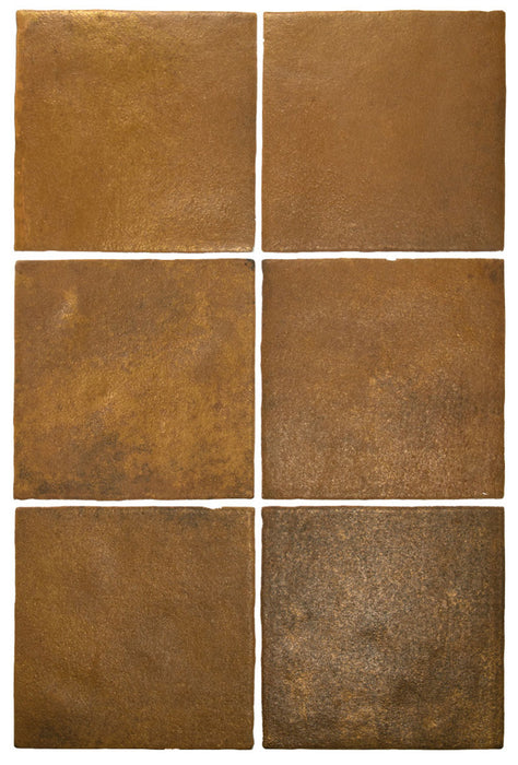 Vista cenital de azulejos de pared cerámicos Zellij Dorado Cuadrado 13,2 × 13,2 cm de estilo marroquí, destacando tonos dorados cálidos con variación natural, un acabado brillante suavemente texturizado y bordes ligeramente irregulares para un aspecto artesanal auténtico.