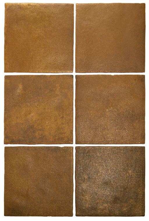 Vista cenital de azulejos de pared cerámicos Zellij Dorado Cuadrado 13,2 × 13,2 cm de estilo marroquí, destacando tonos dorados cálidos con variación natural, un acabado brillante suavemente texturizado y bordes ligeramente irregulares para un aspecto artesanal auténtico.