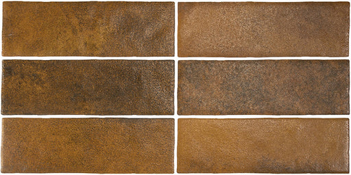 Vista cenital de azulejos de pared cerámicos Zellij Dorado Ladrillo 6,5 × 20 cm de estilo marroquí, mostrando tonos dorados cálidos y terrosos con rica variación, un acabado brillante ligeramente texturizado y bordes suavemente irregulares para un aspecto artesanal auténtico.