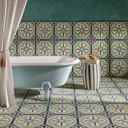 Interior de baño con baldosas Europa Gothenberg 20 × 20 cm de estilo Victoriano Marroquí en tonos azul, verde menta y crema, instaladas tanto en suelo como en pared, combinadas con una bañera exenta y una pared de acento en verde.
