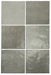 Vista cenital de azulejos de pared cerámicos Zellij Gris Cuadrado 13,2 × 13,2 cm de estilo marroquí, dispuestos para destacar la suave variación tonal en gris, el acabado brillante de aspecto artesanal y los bordes sutilmente irregulares para un aspecto auténtico y lleno de carácter.