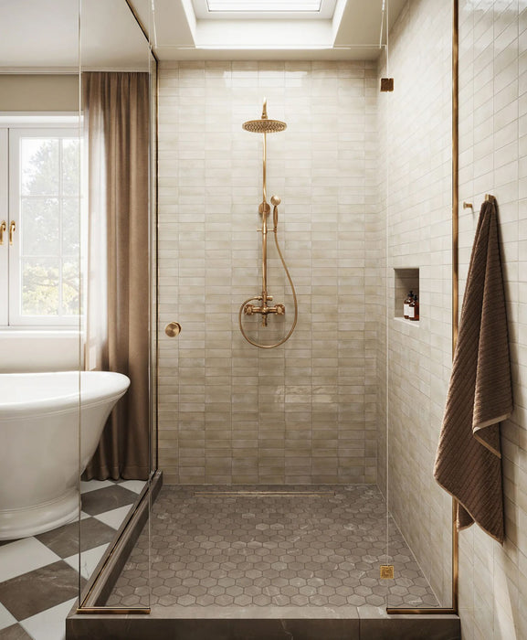 Baño con azulejos de pared Atlas Canvas Mini Brick 5x15 cm en acabado brillo, colocados en disposición horizontal tipo ladrillo para crear un fondo suave y estructurado. La sutil variación tonal y el acabado brillante reflectante aportan luz y movimiento, potenciando la sensación de amplitud.