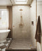Baño con azulejos de pared Atlas Canvas Mini Brick 5x15 cm en acabado brillo, colocados en disposición horizontal tipo ladrillo para crear un fondo suave y estructurado. La sutil variación tonal y el acabado brillante reflectante aportan luz y movimiento, potenciando la sensación de amplitud.
