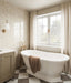Baño con azulejos de pared Atlas Canvas Mini Brick 5x15 cm en acabado brillo, colocados en disposición horizontal tipo ladrillo para crear un fondo suave y estructurado. La sutil variación tonal y el acabado brillante reflectante aportan luz y movimiento, potenciando la sensación de amplitud.
