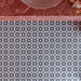 Azulejos de suelo Agraba Azul Blue de 20 × 20 cm de estilo marroquí, con un patrón geométrico de estrellas en azul y blanco que se repite por toda la superficie, combinados con un llamativo lavabo de mármol rosa.