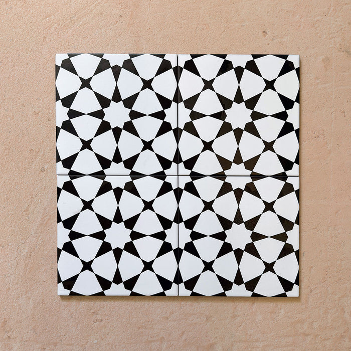 Azulejo cerámico de estilo marroquí Agraba Blanco y Negro 20x20 cm con patrón geométrico de estrellas, apto para pared y suelo.