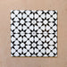 Azulejo cerámico de estilo marroquí Agraba Blanco y Negro 20x20 cm con patrón geométrico de estrellas, apto para pared y suelo.