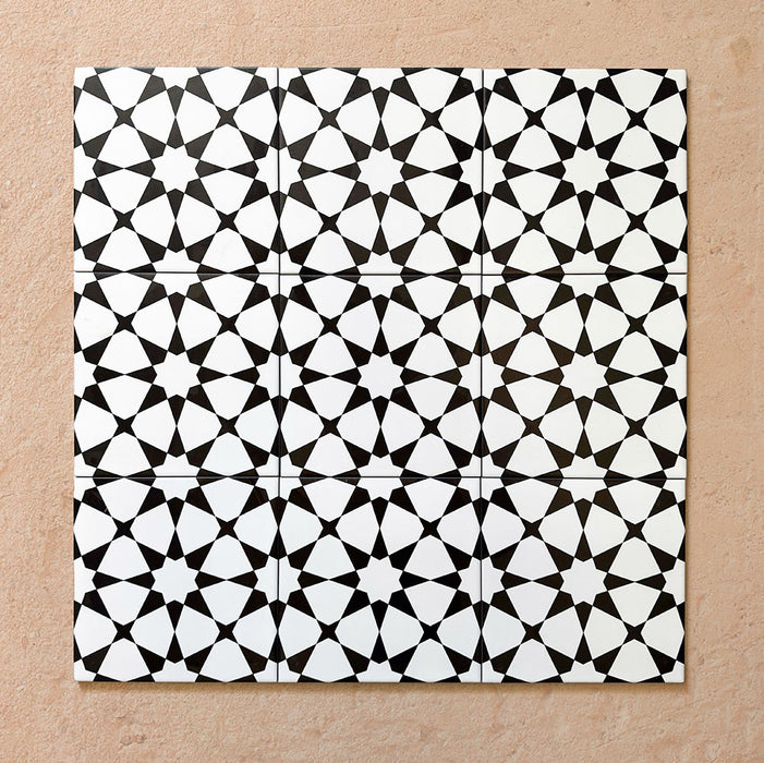 Azulejo cerámico de estilo marroquí Agraba Blanco y Negro 20x20 cm con patrón geométrico de estrellas, apto para pared y suelo.