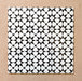Azulejo cerámico de estilo marroquí Agraba Blanco y Negro 20x20 cm con patrón geométrico de estrellas, apto para pared y suelo.