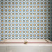 Azulejos Agraba Sunshine de 20 × 20 cm de estilo marroquí, con un patrón geométrico repetitivo de estrellas en azul intenso, blanco nítido y cálidos tonos ocre, creando una pared protagonista atrevida y llena de color.