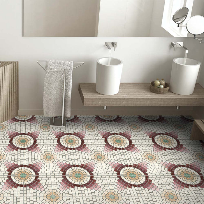 Baño moderno con baldosas porcelánicas de estilo marroquí Cabana La Calle 20x20 cm en el suelo, mostrando un patrón circular tipo mosaico en tonos burdeos, crema y rosa empolvado, combinadas con mueble minimalista en madera y doble lavabo.