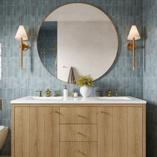 Baño con azulejos de pared Atlas Blue Mini Brick 5x15 cm en acabado brillo, instalados en disposición vertical en las paredes, mostrando tonos azules intensos con una sutil variación tonal, combinados con un mueble de madera y grifería en latón para un acabado contemporáneo y cálido.