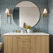 Baño con azulejos de pared Atlas Blue Mini Brick 5x15 cm en acabado brillo, instalados en disposición vertical en las paredes, mostrando tonos azules intensos con una sutil variación tonal, combinados con un mueble de madera y grifería en latón para un acabado contemporáneo y cálido.