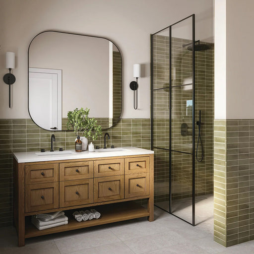 Baño con azulejos de pared Atlas Verde Mini Brick 5x15 cm en acabado brillo, colocados en disposición horizontal tipo ladrillo para aportar profundidad y ritmo al espacio. El intenso tono verde y el acabado brillante reflectante potencian la luz y el movimiento, creando un fondo con carácter y a la vez sereno.