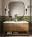 Baño con azulejos de pared Atlas Verde Mini Brick 5x15 cm en acabado brillo, colocados en disposición horizontal tipo ladrillo para aportar profundidad y ritmo al espacio. El intenso tono verde y el acabado brillante reflectante potencian la luz y el movimiento, creando un fondo con carácter y a la vez sereno.