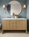Baño con azulejos de pared Atlas Blue Mini Brick 5x15 cm en acabado brillo, instalados en disposición vertical en las paredes, mostrando tonos azules intensos con una sutil variación tonal, combinados con un mueble de madera y grifería en latón para un acabado contemporáneo y cálido.