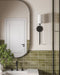 Baño con azulejos de pared Atlas Verde Mini Brick 5x15 cm en acabado brillo, colocados en disposición horizontal tipo ladrillo para aportar profundidad y ritmo al espacio. El intenso tono verde y el acabado brillante reflectante potencian la luz y el movimiento, creando un fondo con carácter y a la vez sereno.