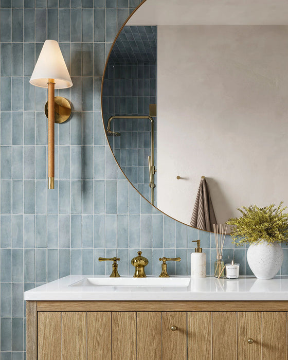 Baño con azulejos de pared Atlas Blue Mini Brick 5x15 cm en acabado brillo, instalados en disposición vertical en las paredes, mostrando tonos azules intensos con una sutil variación tonal, combinados con un mueble de madera y grifería en latón para un acabado contemporáneo y cálido.