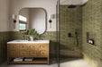 Baño con azulejos de pared Atlas Verde Mini Brick 5x15 cm en acabado brillo, colocados en disposición horizontal tipo ladrillo para aportar profundidad y ritmo al espacio. El intenso tono verde y el acabado brillante reflectante potencian la luz y el movimiento, creando un fondo con carácter y a la vez sereno.