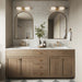 Baño con azulejos de pared Atlas White Mini Brick 5x15 cm en acabado mate, colocados en disposición horizontal tipo ladrillo para crear un fondo suave y texturizado. La sutil variación tonal y el acabado mate refinado aportan una sensación tranquila y discreta, combinados con mobiliario de madera cálida, grifería en latón y espejos arqueados para un estilo contemporáneo equilibrado.