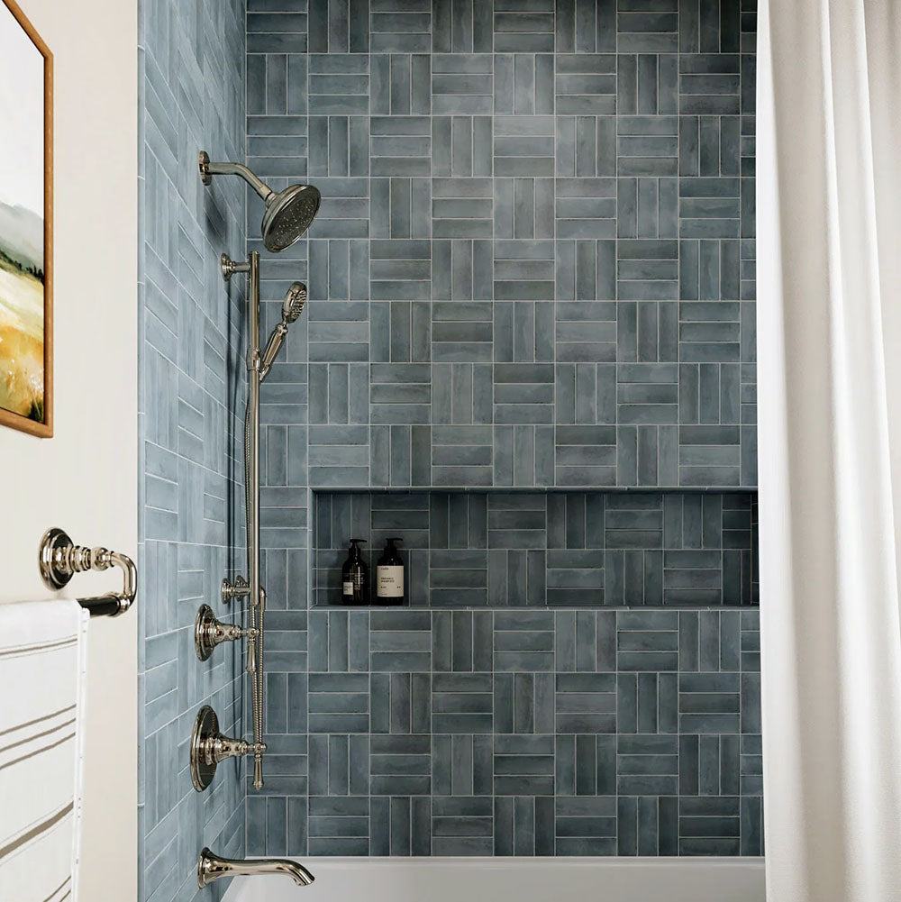 Baño con azulejos de pared Atlas Blue Mini Brick 5x15 cm en acabado mate, colocados en un diseño estructurado y decorativo en las paredes de la ducha, mostrando tonos azules intensos con un sutil efecto artesanal, combinados con grifería cromada y un acabado limpio y contemporáneo.