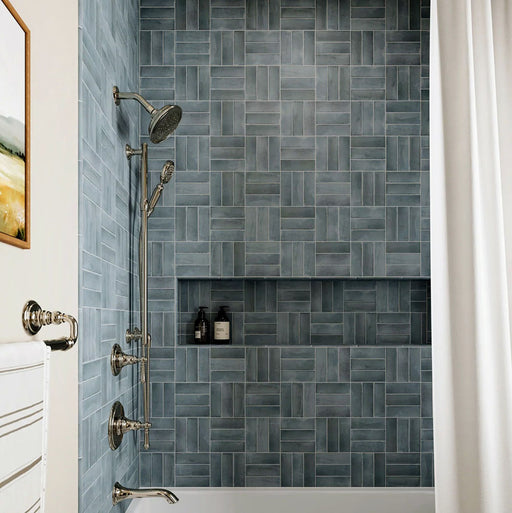 Baño con azulejos de pared Atlas Blue Mini Brick 5x15 cm en acabado mate, colocados en un diseño estructurado y decorativo en las paredes de la ducha, mostrando tonos azules intensos con un sutil efecto artesanal, combinados con grifería cromada y un acabado limpio y contemporáneo.