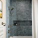 Baño con azulejos de pared Atlas Blue Mini Brick 5x15 cm en acabado mate, colocados en un diseño estructurado y decorativo en las paredes de la ducha, mostrando tonos azules intensos con un sutil efecto artesanal, combinados con grifería cromada y un acabado limpio y contemporáneo.