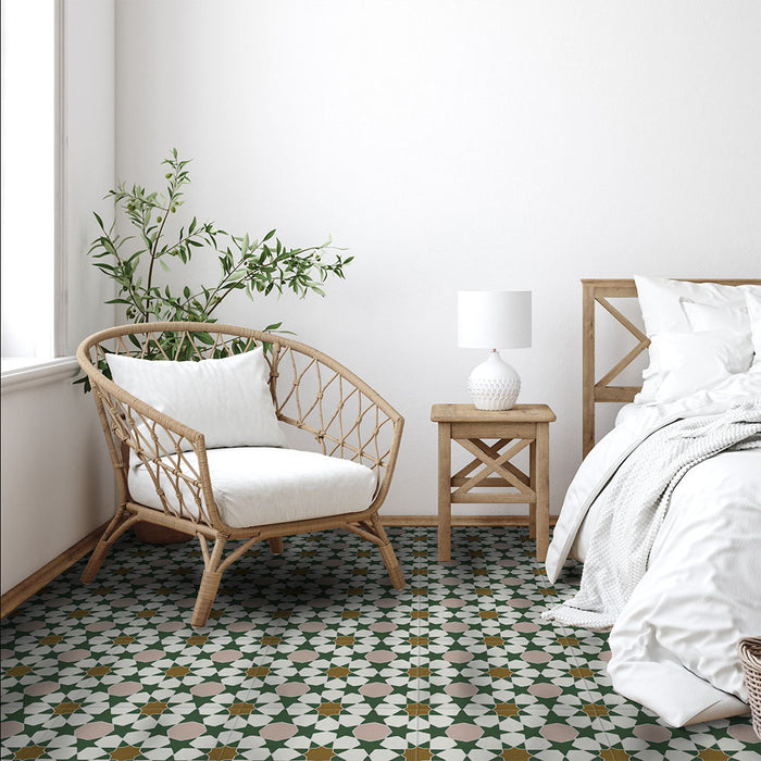 Azulejos de estilo marroquí Agraba Tanane 20x20 cm utilizados en un dormitorio, mostrando un patrón geométrico de estrellas y cruces en tonos verde, beige y blanco con acabado mate, combinados con mobiliario de madera clara y ropa de cama blanca para un ambiente natural y relajante.