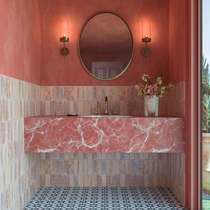 Azulejos de pared Beijing Rose Pink Brick de 5,1 × 16,1 cm de estilo marroquí, con suaves variaciones de tonos rosa en un baño de ambiente cálido con paredes en color coral, un lavabo de mármol rosa y azulejos decorados en el suelo.