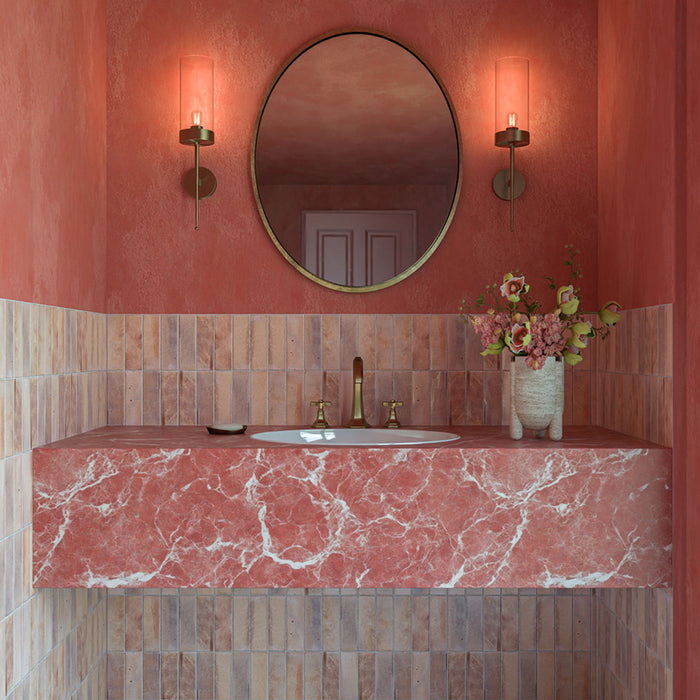 Azulejos de pared Beijing Rose Pink Brick de 5,1 × 16,1 cm de estilo marroquí, con suaves variaciones de tonos rosa en un baño de ambiente cálido con paredes en color coral, un lavabo de mármol rosa y azulejos decorados en el suelo.