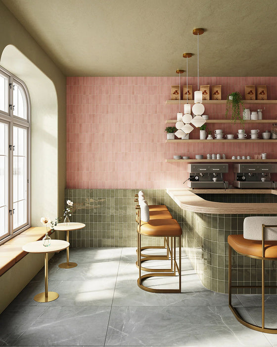 Interior de café con azulejos de pared Atlas Pink Mini Brick 5x15 cm en acabado mate, colocados en disposición vertical tipo ladrillo para enfatizar la altura y crear un fondo suave y rítmico. El tono rosa apagado aporta calidez sin recargar el espacio, mientras que el acabado mate mantiene un aspecto refinado y discreto.