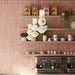 Interior de café con azulejos de pared Atlas Pink Mini Brick 5x15 cm en acabado mate, colocados en disposición vertical tipo ladrillo para enfatizar la altura y crear un fondo suave y rítmico. El tono rosa apagado aporta calidez sin recargar el espacio, mientras que el acabado mate mantiene un aspecto refinado y discreto.