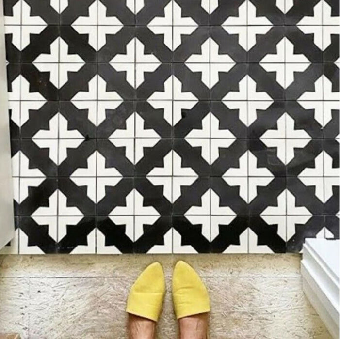 Disposición agrupada de azulejos de estilo marroquí Alhambra Cathedral 20x20 cm con diseño geométrico en cruz en blanco y negro, creando un patrón moderno y llamativo ideal para suelos y paredes protagonistas.