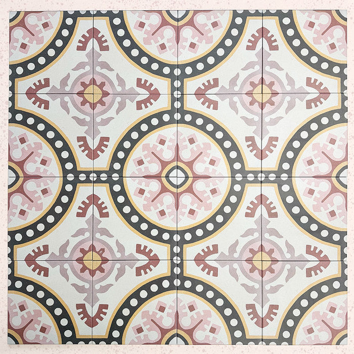 Grupo de baldosas Europa Dortmund 20 × 20 cm de estilo Victoriano Marroquí dispuestas juntas para mostrar el patrón decorativo repetitivo en tonos rojo, crema, negro y mostaza, sobre un fondo rosa empolvado texturizado.