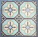 Grupo de baldosas Europa Gothenberg 20 × 20 cm de estilo Victoriano Marroquí dispuestas juntas para mostrar el patrón geométrico repetitivo en tonos azul, verde menta y crema, sobre un fondo azul texturizado.