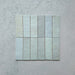 Vista cenital de azulejos de pared cerámicos Zellij Aqua Ladrillo 6,5 × 20 cm de estilo marroquí, dispuestos en un patrón alineado, destacando la suave variación tonal azul verdosa, el acabado brillante artesanal y los bordes sutilmente irregulares.
