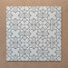 Disposición agrupada de azulejos de estilo marroquí Alhambra Palacio 20x20 cm, con refinado patrón geométrico en cruz en negro sobre fondo blanco definido para un estilo elegante y atemporal.