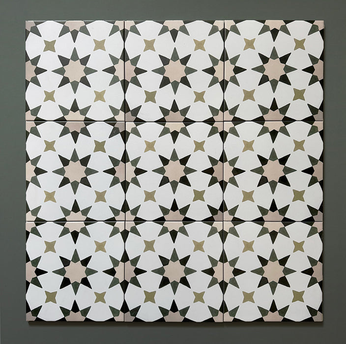 Conjunto de azulejos de estilo marroquí Agraba Natural 20x20 cm mostrando un patrón geométrico de estrella de ocho puntas en tonos beige, oliva y topo sobre fondo blanco, ideal para interiores clásicos o contemporáneos.