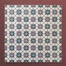 Primer plano de varios azulejos cerámicos de estilo marroquí Agraba Mini Atlas 15x15 cm colocados en cuadrícula, mostrando un colorido patrón geométrico de estrellas en azul, terracota, negro y blanco sobre fondo burdeos cálido.