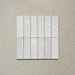 Vista cenital de azulejos de pared cerámicos Zellij Blanco Ladrillo 6,5 × 20 cm de estilo marroquí en color blanco, dispuestos en un patrón vertical alineado, destacando la ligera variación tonal y el efecto artesanal sobre un fondo neutro.