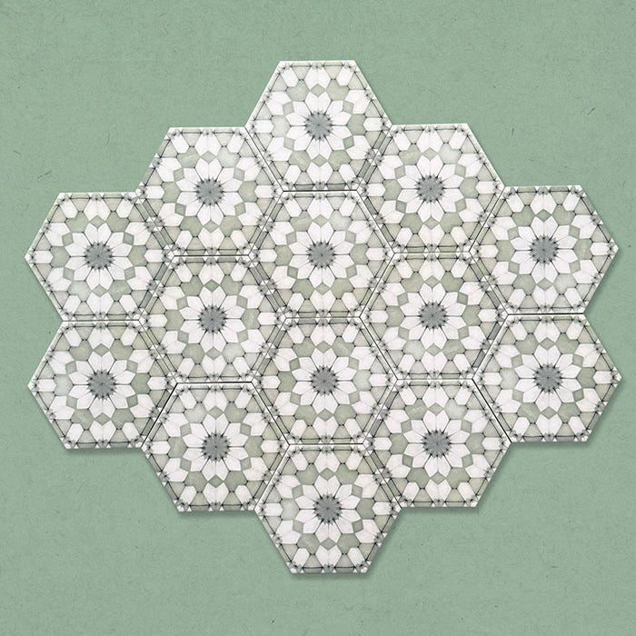 Baldosas hexagonales Maroush Verde 18,7x21,6 cm de estilo marroquí dispuestas en conjunto, mostrando el detallado patrón geométrico floral en tonos verde y blanco.